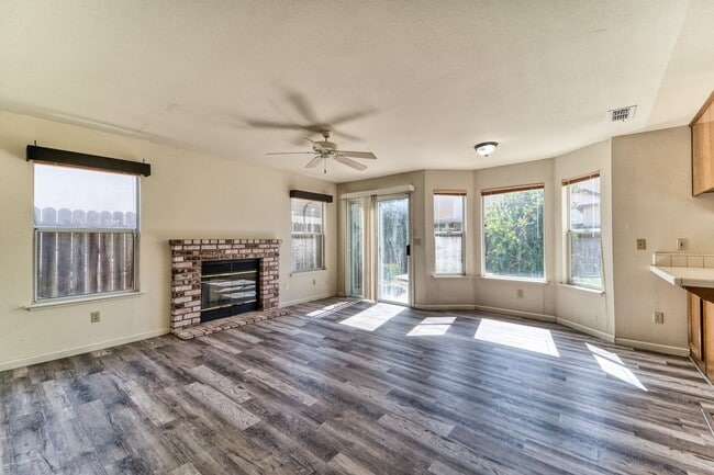 Building Photo - Spacious 4-Bedroom Home Near Happy Park