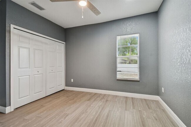 Building Photo - 6810 N Navin Ave