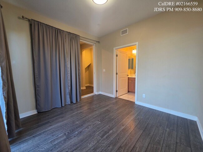 Building Photo - Bellflower 3 Bedroom Townhouse