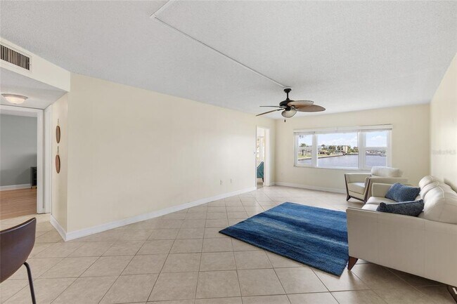 Building Photo - 4775 Cove Cir