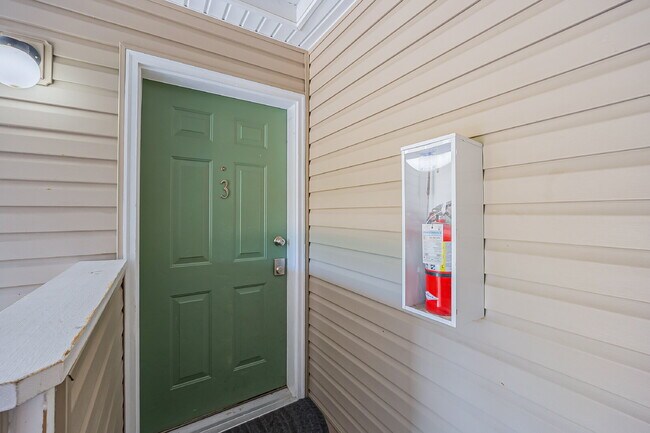 Building Photo - Super cute 2 bedroom, 1 3/4 bathrooms, Ful...