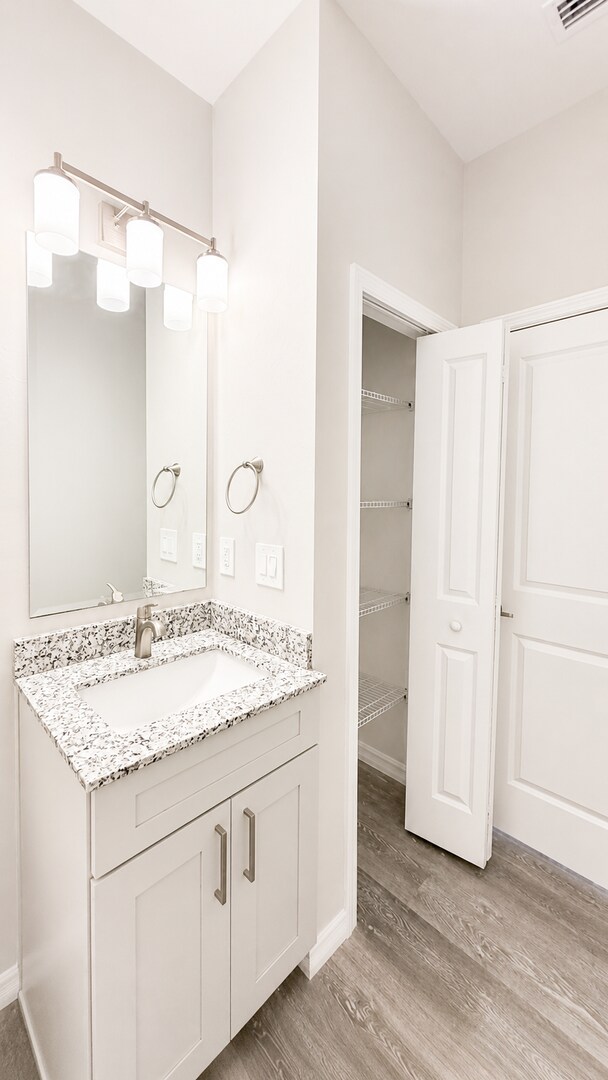 Building Photo - Hidden Gem! Beautiful 3/2 Duplex