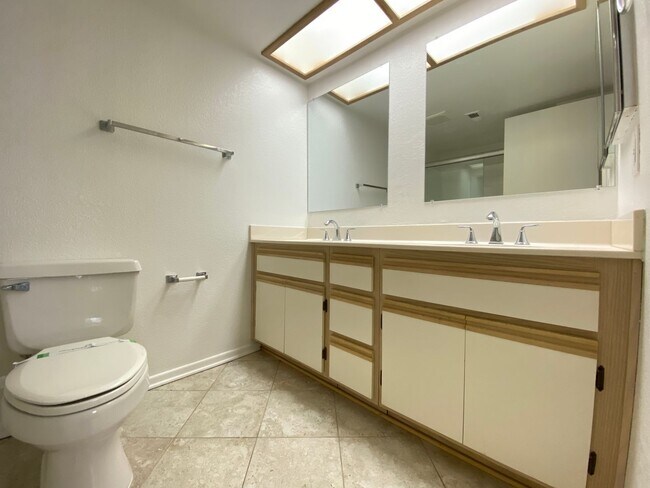 Building Photo - Bright 2 Bedroom Condo in Oceanside!