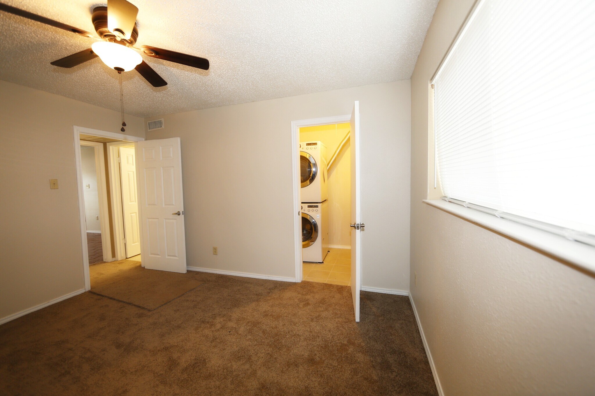 Building Photo - 7727 Meadow Park Dr