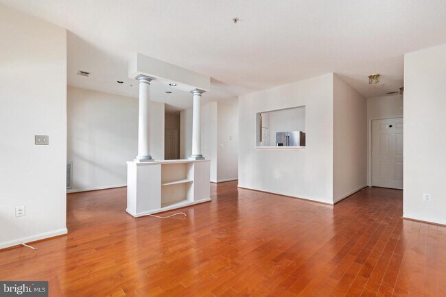 Building Photo - 1705 Lake Shore Crest Dr