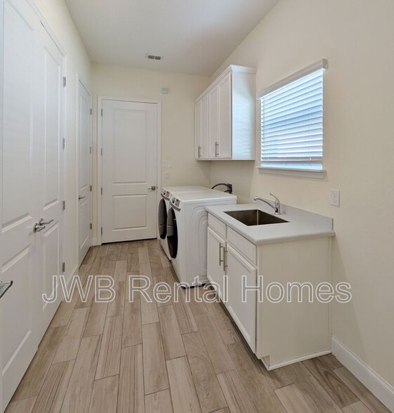 Building Photo - 2827 Montilla Dr