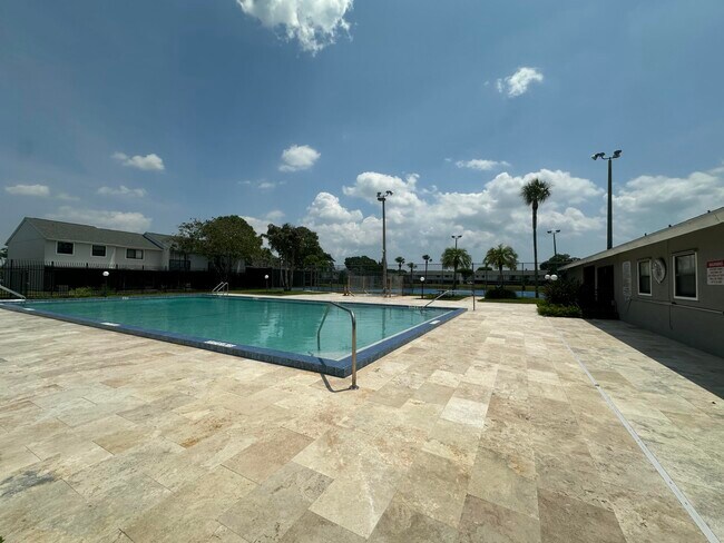 Building Photo - 2404 Seaside Dr