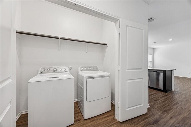 Building Photo - 304 Mica Trl