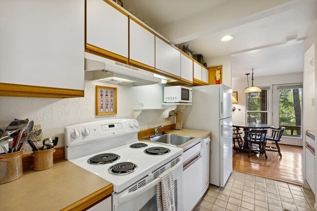Building Photo - 1 bedroom, 1 bath condo on Whitefish Lake