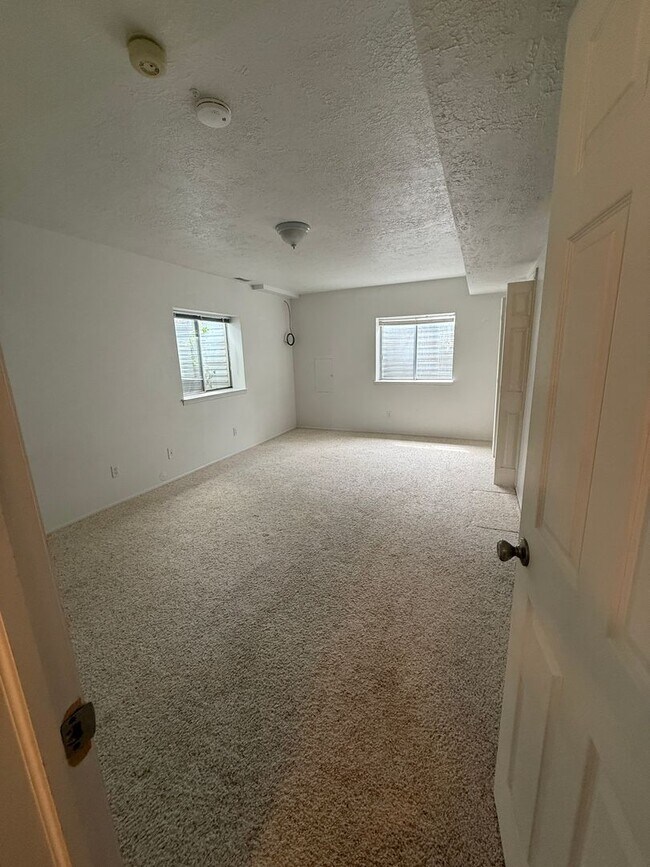 Building Photo - Massive 6-Bed Rambler with 2 Kitchens & 2 Laundries!