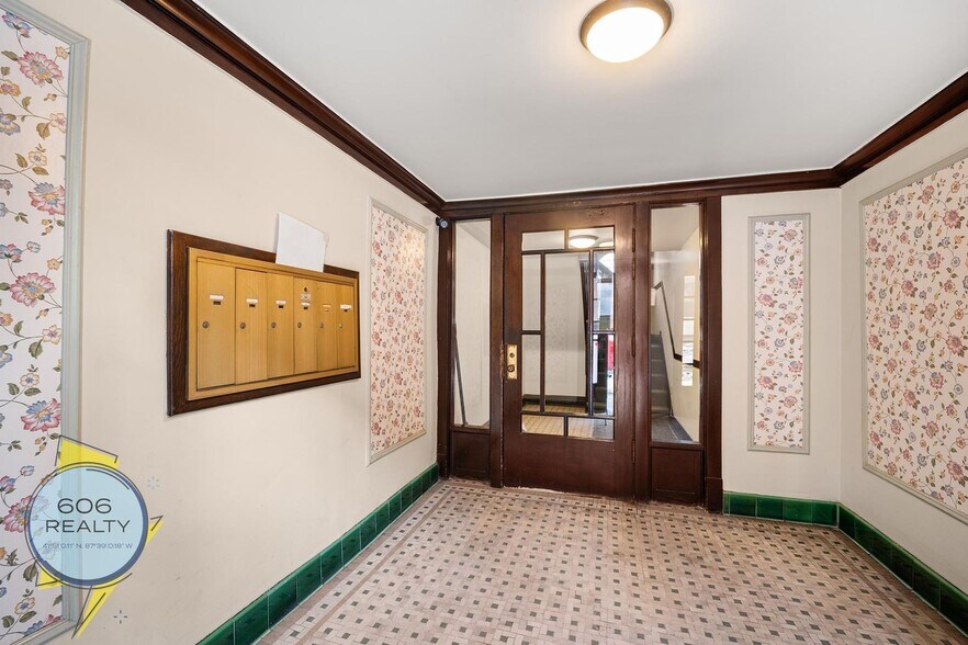 Building Photo - 827 W Wrightwood Ave