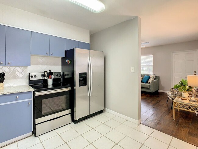 Building Photo - Available Today! Centrally Located St Pete House Furnished for Rent!