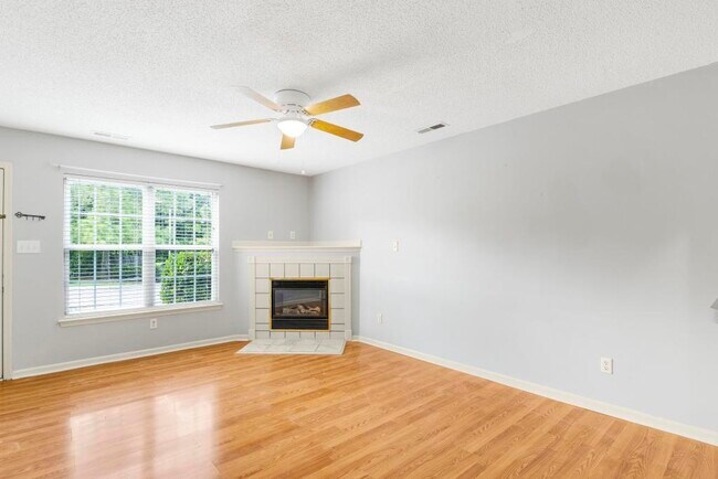 Building Photo - 402 Meadowbrook Ln