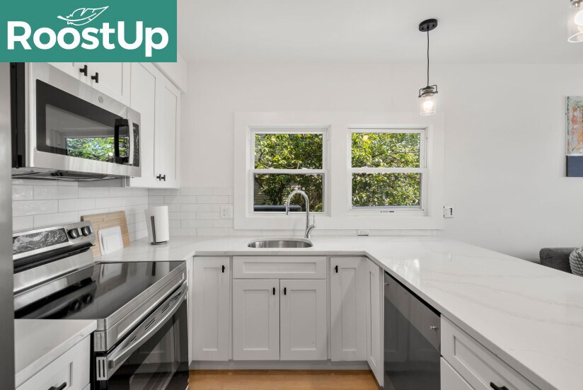 Building Photo - RoostUp Furnished Private Bedroom with Pri...
