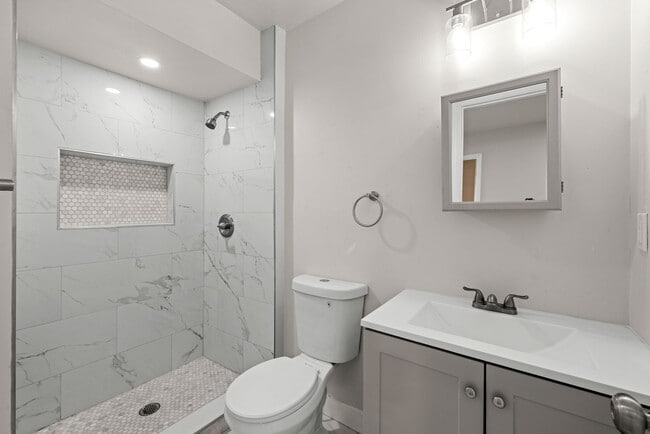 Building Photo - 7 Bed 3 Bath House on Prime Dorothy Way - Minutes Walk to Campus!!