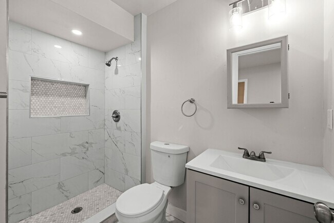 Building Photo - 8 Bed 3 Bath House on Prime Dorothy Way - Minutes Walk to Campus!!