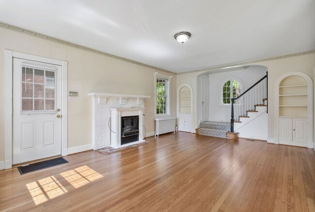 Building Photo - BEAUTIFUL COLONIAL HOME ON LIBBIE AVENUE B...