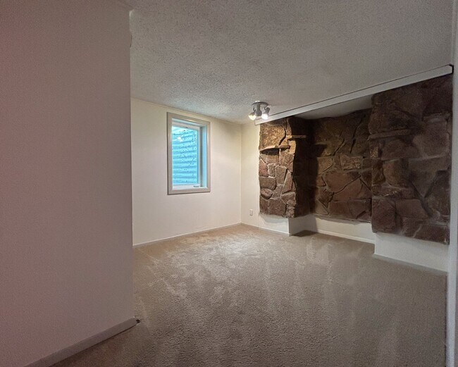 Building Photo - Wonderful Large 5 Bedroom House with Fenced Back Yard and 2-Car Garage