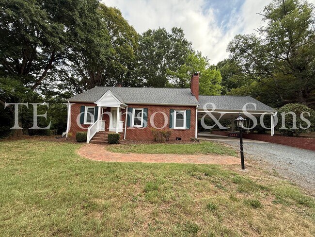 Building Photo - Spacious 3 Bedroom Home with Primary Suite on Main Level and 2-Car Carport
