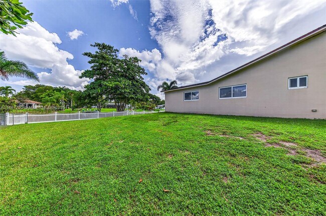 Building Photo - 10751 SW 26th Ct