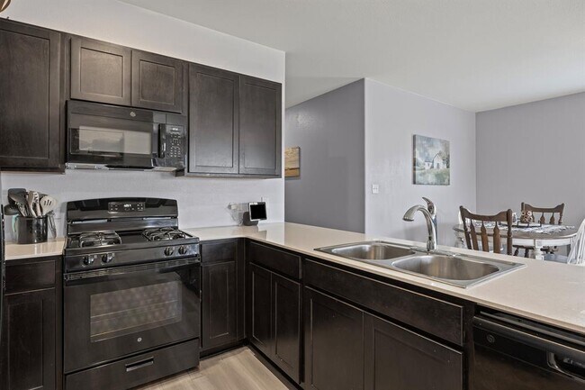 Building Photo - 2402 Sunray Ct