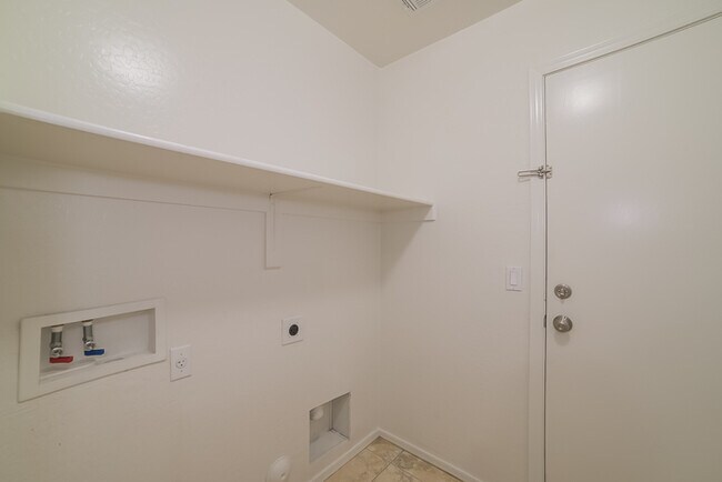 Building Photo - 6518 W Red Fox Rd