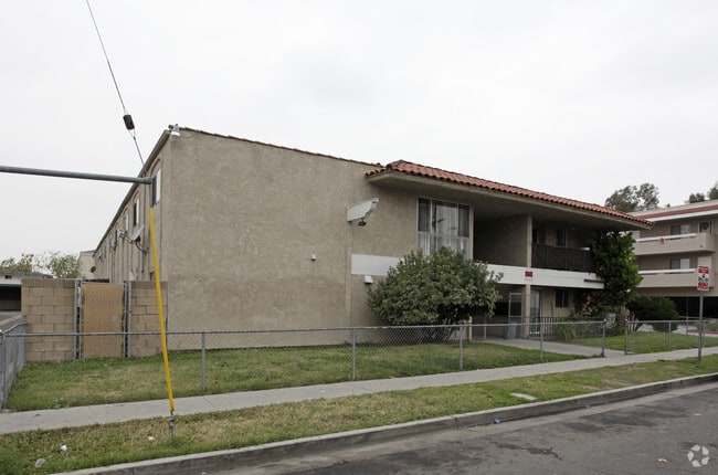 Building Photo - 6025 Fullerton Ave