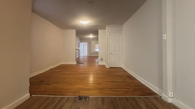 Building Photo - Charming 4-BR Traditional Row Home in West Philly