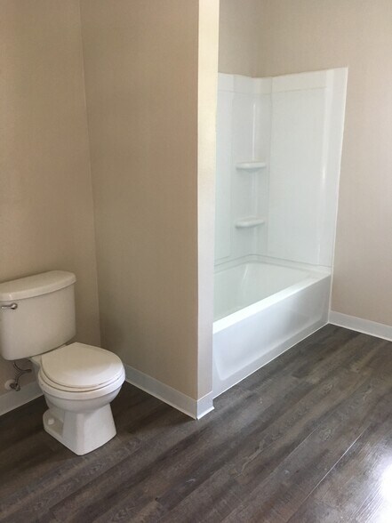 Building Photo - 452 E Holum St