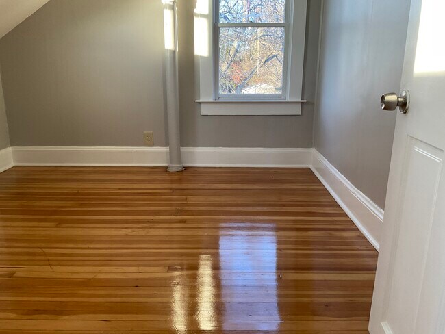 Building Photo - 16 Lake St