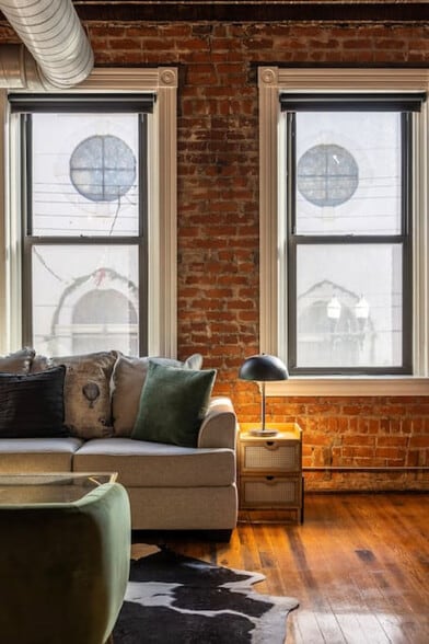 Building Photo - 100 E 13th St