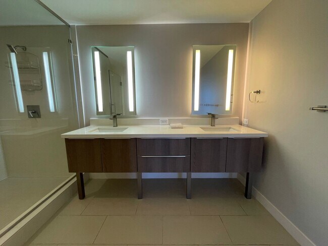 Building Photo - Symphony Honolulu! Luxurious 3 bedroom 2 bathroom in Kakaako with 2 assigned parking stall