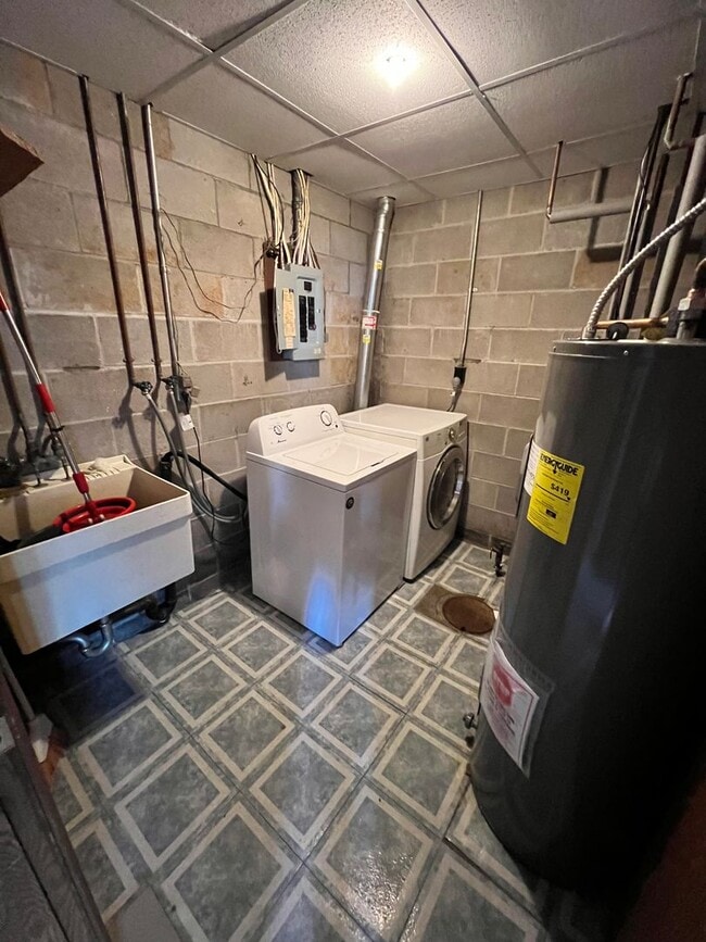 Building Photo - 123 E Ninth St