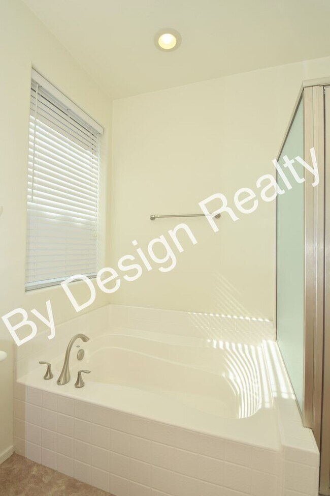 Building Photo - Immaculate Willow Ridge 4 Bedroom 2 Bath