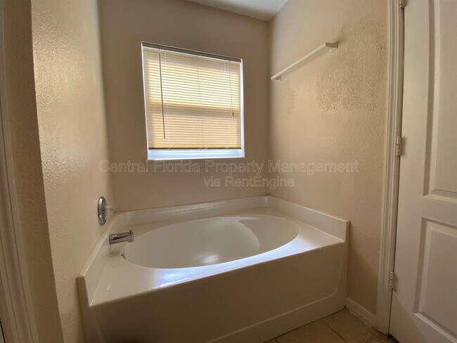 Building Photo - 4417 Waterside Pointe Cir
