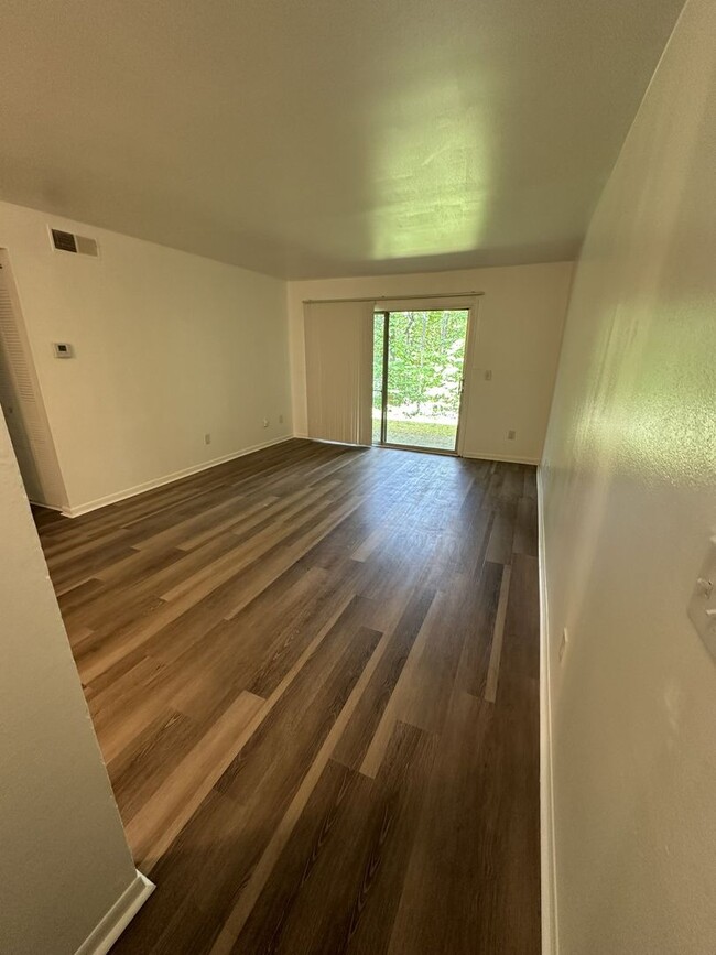 Building Photo - Available Now! Newly Rennovated 1 Bedroom ...