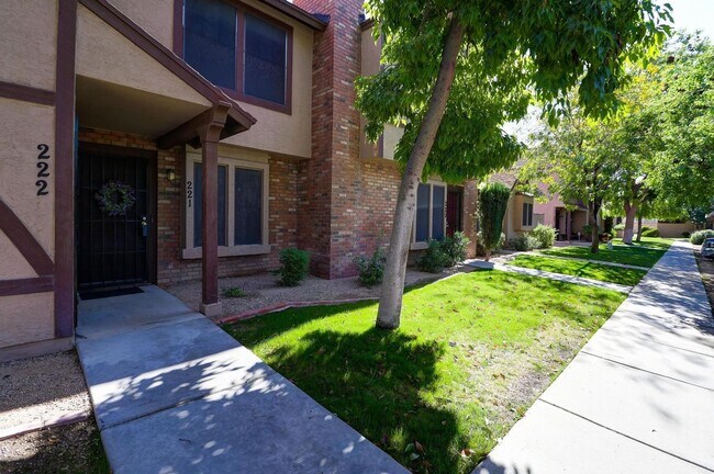Primary Photo - Updated 2 Bed/2.5 Bath Townhome in Great W...