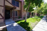 Building Photo - Updated 2 Bed/2.5 Bath Townhome in Great W...