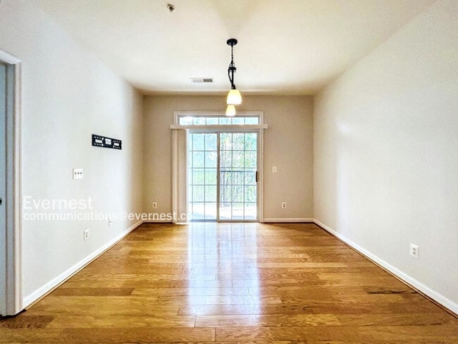 Building Photo - 1-Bed, 1-Bath Modern Condo with Balcony and Off-Street Parking