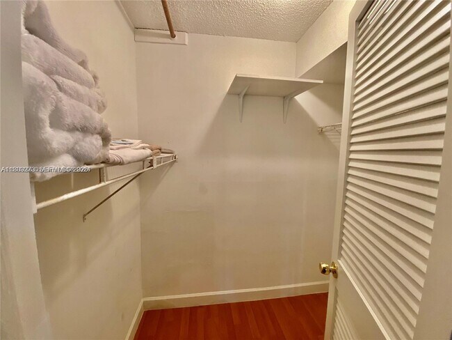 Building Photo - 671 S Hollybrook Dr