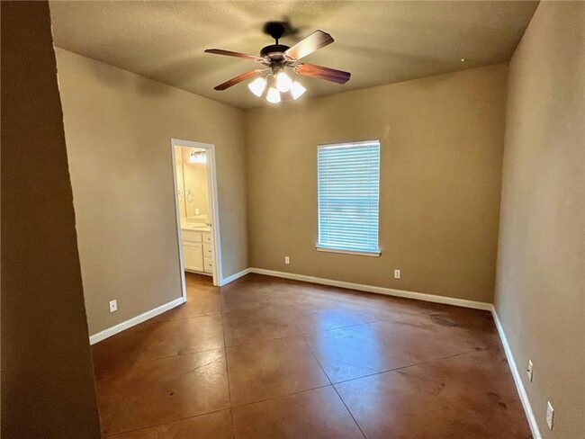 Building Photo - 208 Garden Dr