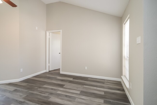 Building Photo - 7223 Londres Dr