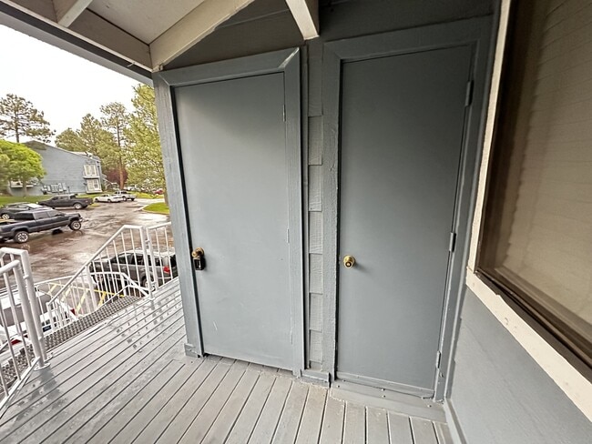 Building Photo - 2700 S White Mountain Rd