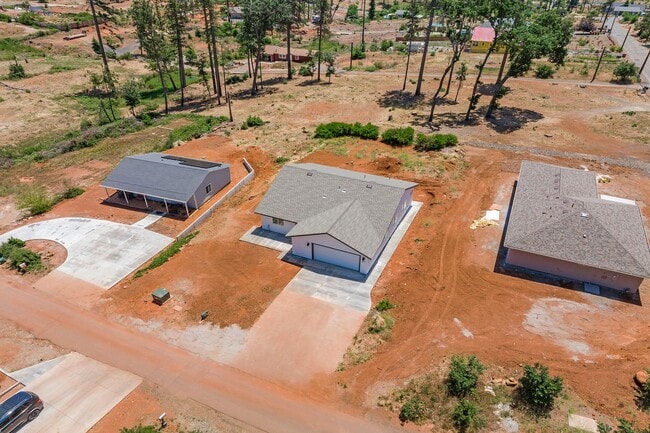 Building Photo - Paradise- 2 bed 2 bath +Bonus room, No Pets, Garage, fenced yard, RV parking