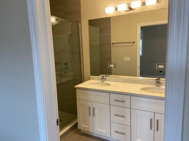 Building Photo - 1837 W North Ave