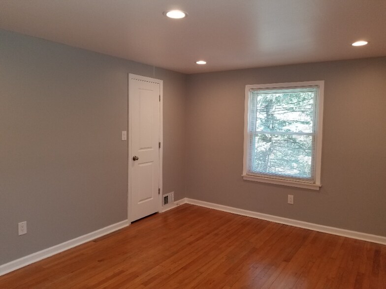 Building Photo - 1511 W Farnum Ave