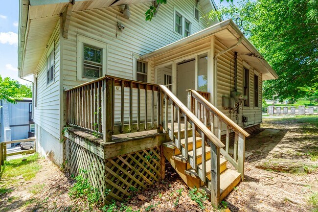 Building Photo - 300 Dunlap Ave