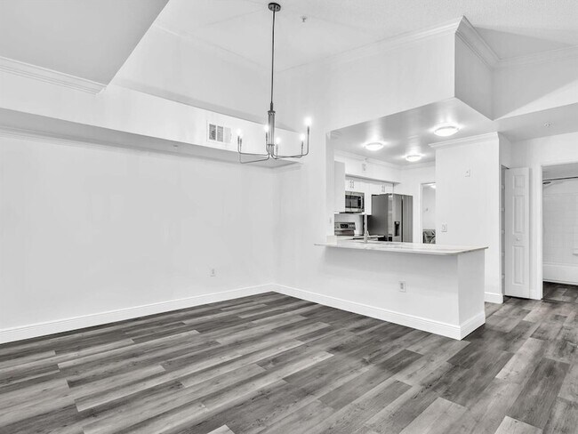 Building Photo - 2433 Centergate Dr