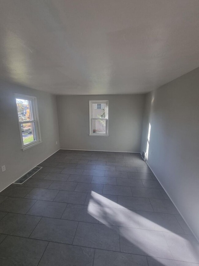 Building Photo - Spacious Newly Renovated 3BD 1 1/2BA House