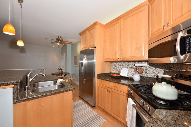 Building Photo - 1515 N Van Buren St